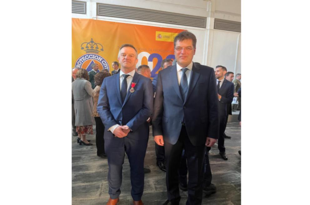 Han Das Commissioner Lenarcic gold medal ceremony