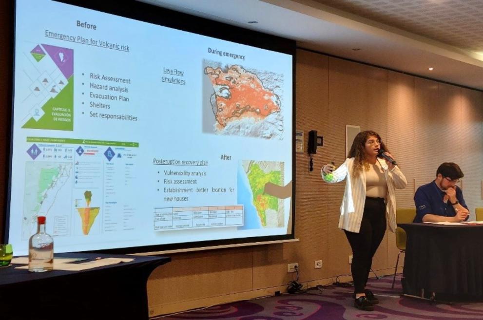 Nerea giving a presentation on the stages of disaster management for volcanic risk