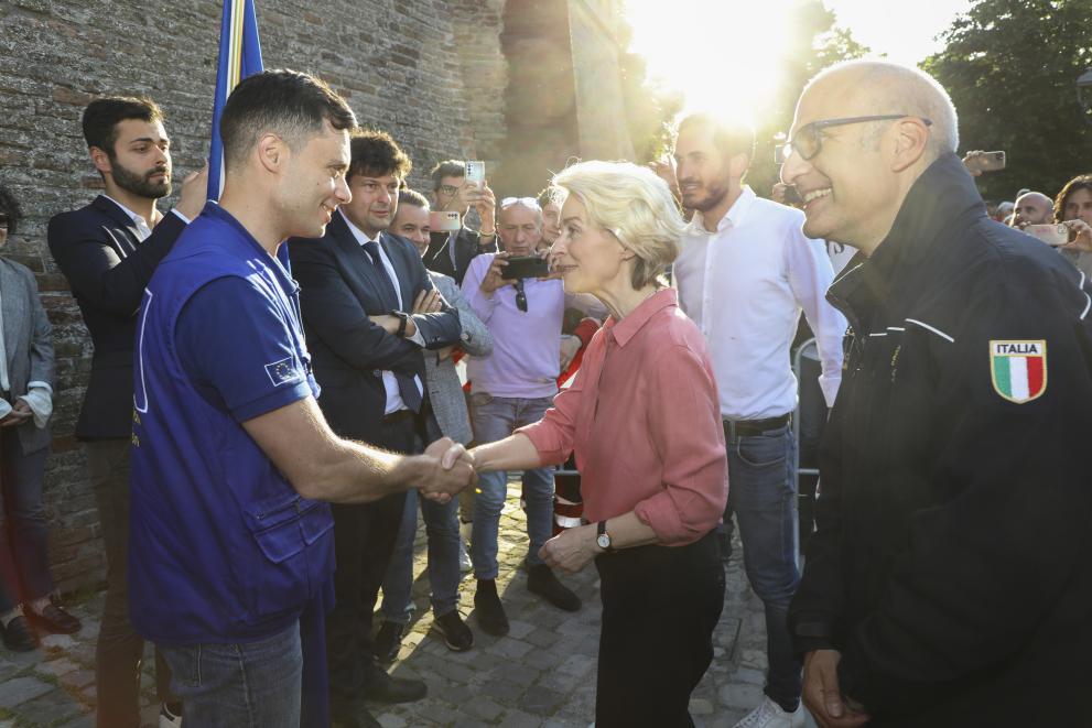 ERCC liaison office meets European Commission President Ursula von der Lyen. They are shaking hands and smiling.