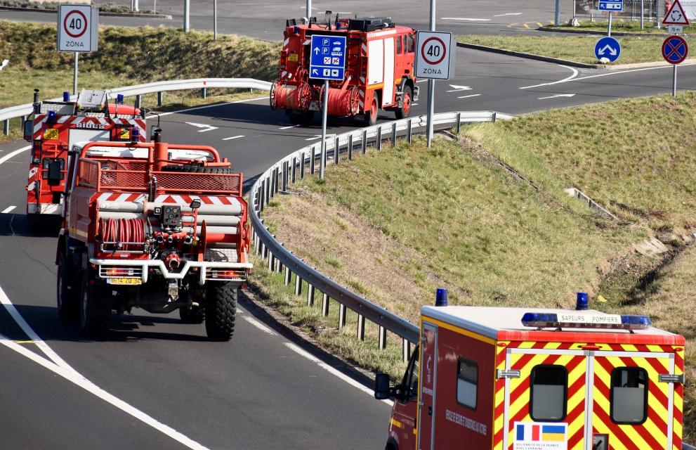  This image shows part of a convoy transported from France to Ukraine at the end of March. It included 21 new ambulances, 11 fire engines, 16 rescue vehicles and 23 lorries transporting 49 tones of health and emergency equipment.