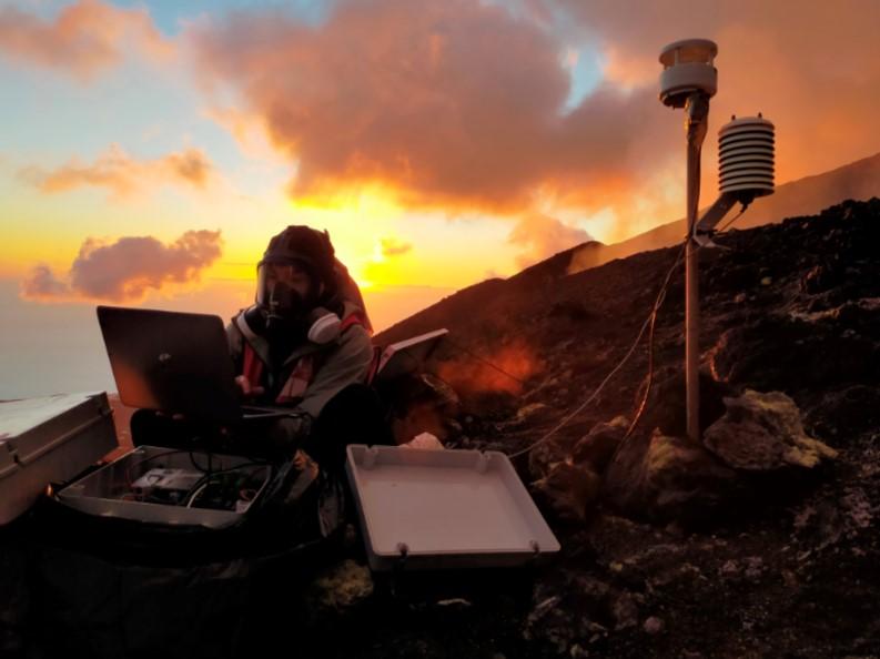 Lucía Sáez Gabarrón taking some samples of a volcano