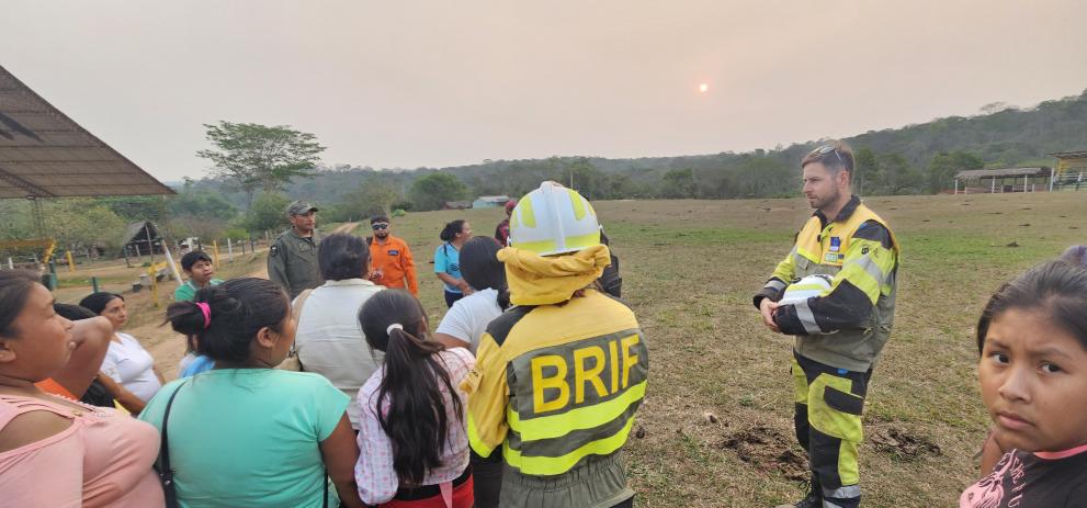 Abraham Hernández Jacinto, fire behaviour analyst, engaging with the community during a wildfire preparedness activity.