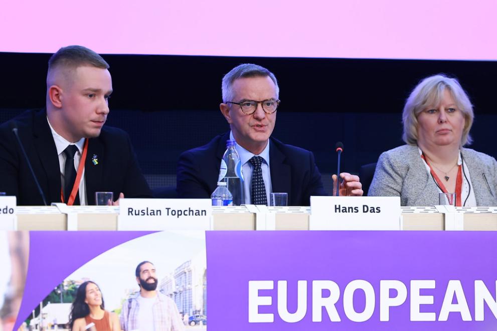 On the left is Ruslan Topchan, a veteran of the Armed Forces of Ukraine, in the middle Hans Das, Deputy Director General of DG ECHO is seated, next to him is Lidia Best, President of the European Federation of Hard of Hearing People.