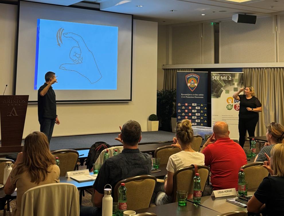 training of sign language for first responders