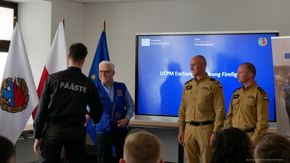 Director-General Maciej Popowski handsover certificates to the young firefighters