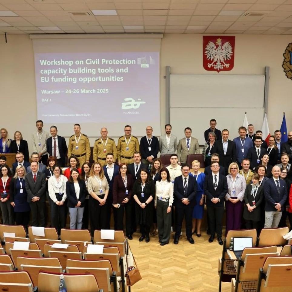 Group picture of the organisers, speakers and participants. 