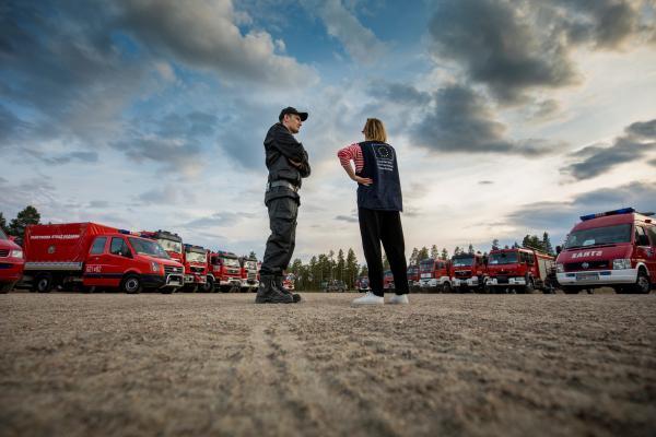 Polish firefighter speaking to ECHO staff member during deployment in Sweden
