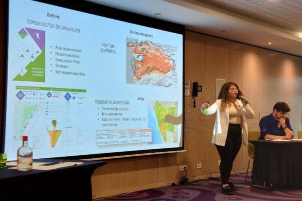 Nerea giving a presentation on the stages of disaster management for volcanic risk
