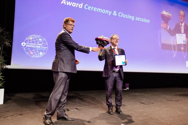 Peter Billing receiving the medal during the award ceremony and closing session of the 7th CP Forum