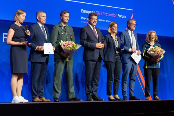 norwegian and german representatives receiving the medal