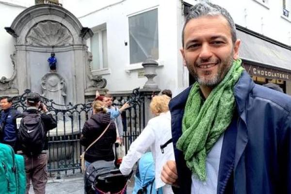 Gaetano Vivo devant le Manneken Pis 