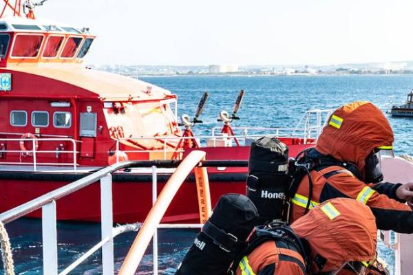 Two civil protection experts during a maritime exercise.