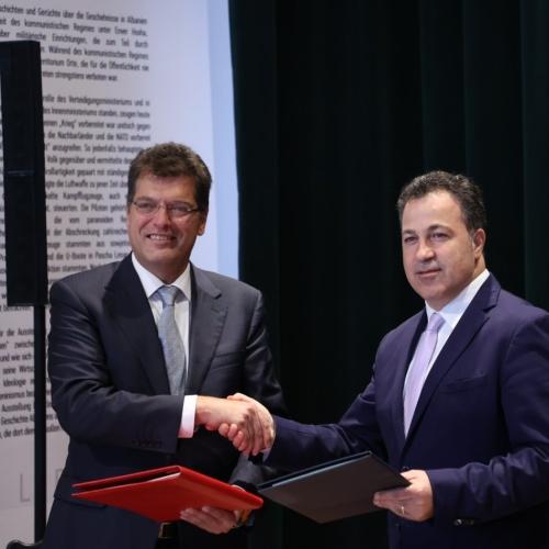 Commissioner Lenarcic and Albanian Minister of Defence Niko Peleshi
