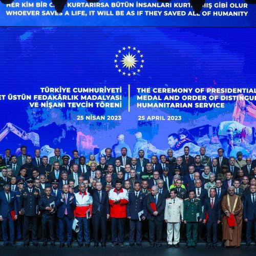 President Erdogan of Türkiye and medal recipients at the award ceremony