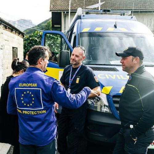 An expert from the EU’s Emergency Response Coordination Centre is discussing the response with the local first responders.