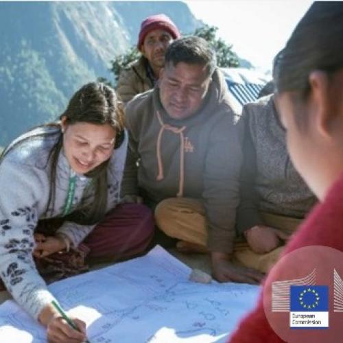 A woman explains to a group of people a graph. 