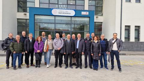 Members of the EReS team and members of the Gazi Ortaokulu school community after the inspection of the New Generation accelerometers installed in the building (February 2025).