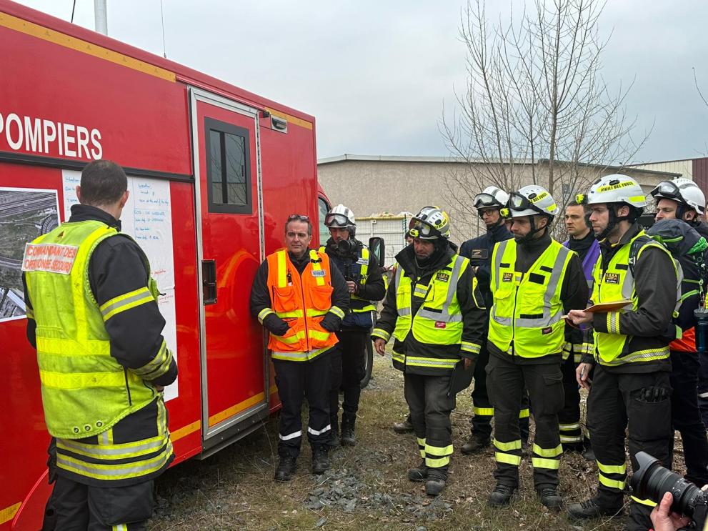 The modules cooperate to identify radioactive sources