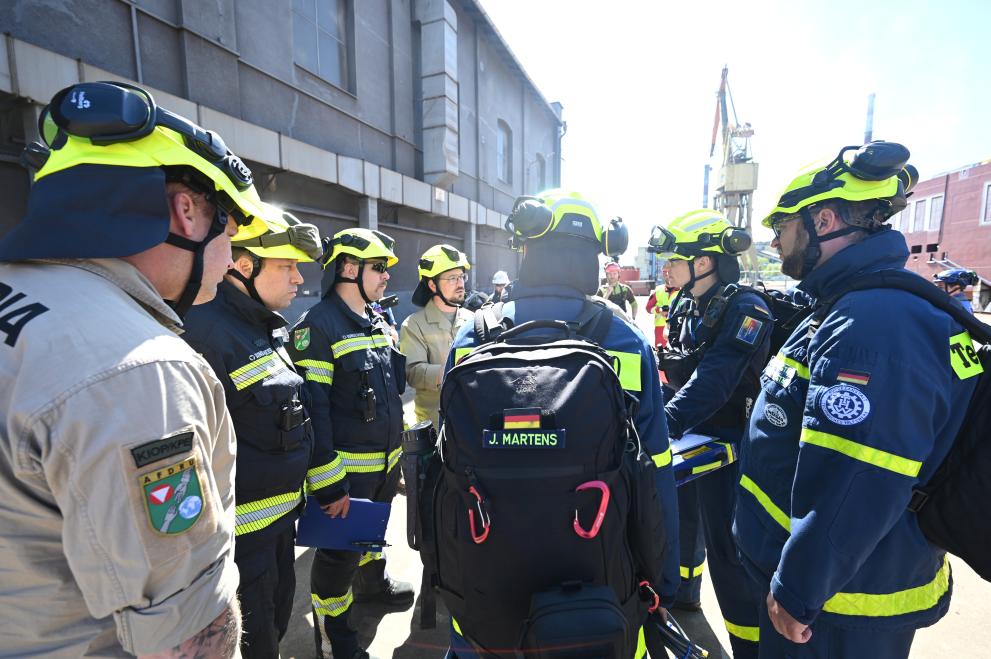 Briefing between the rescue teams