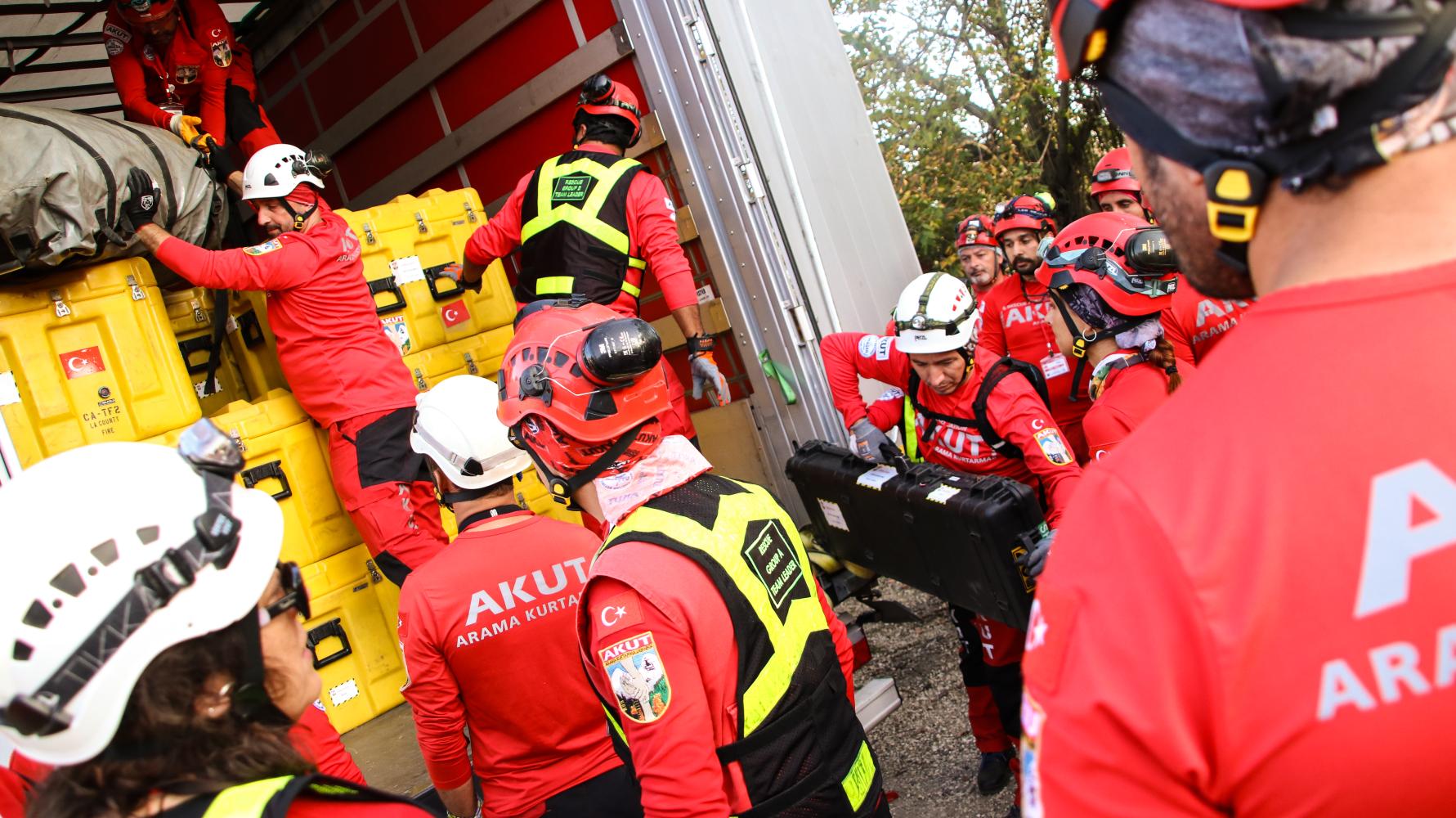 Turkish MUSAR unloading a truck.