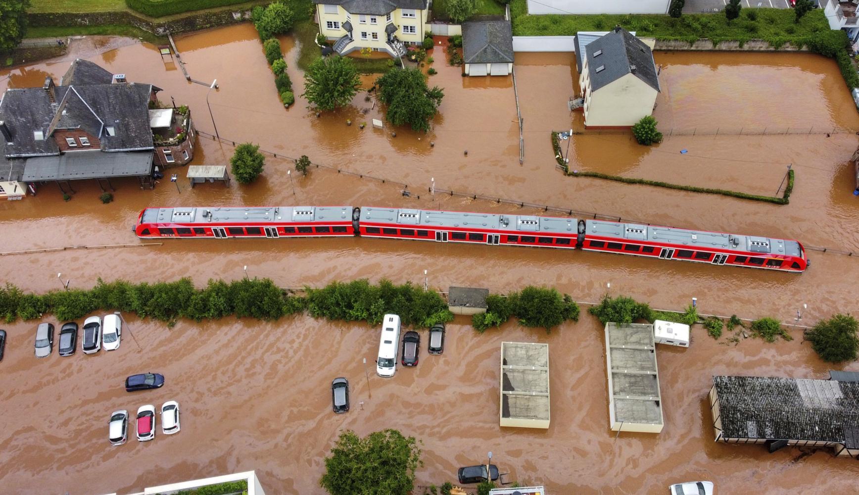 A regional train was trapped by a flash flood of the river Kyll near the station in the German town of Kordel © AP - Sebastian Schmitt/via dpa