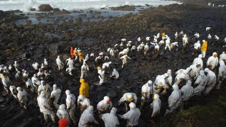 Volunteers on a beach in Muxía after the 'Prestige' disaster (La Opinion Coruña).
