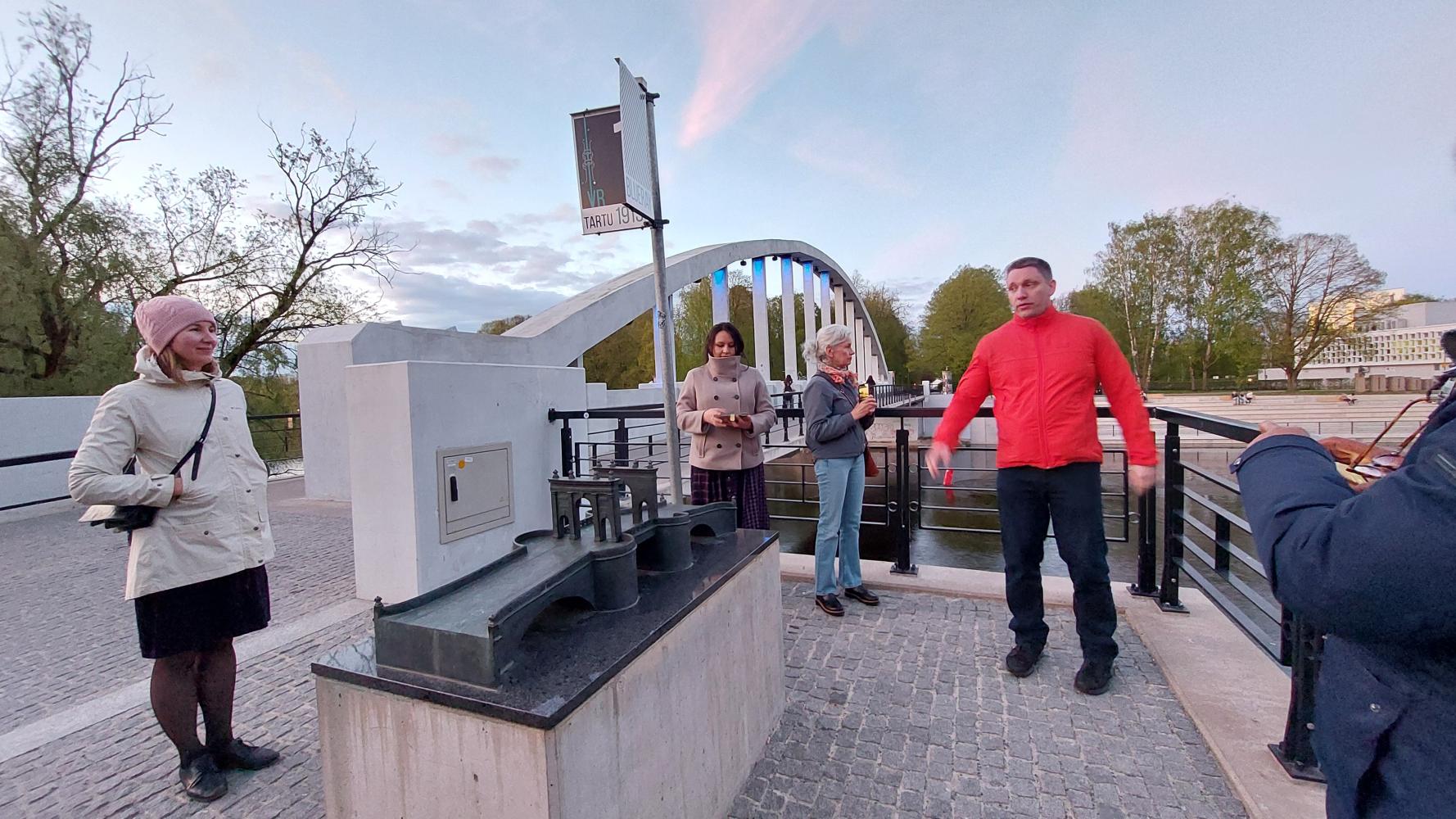 Walking tour - Arch Bridge