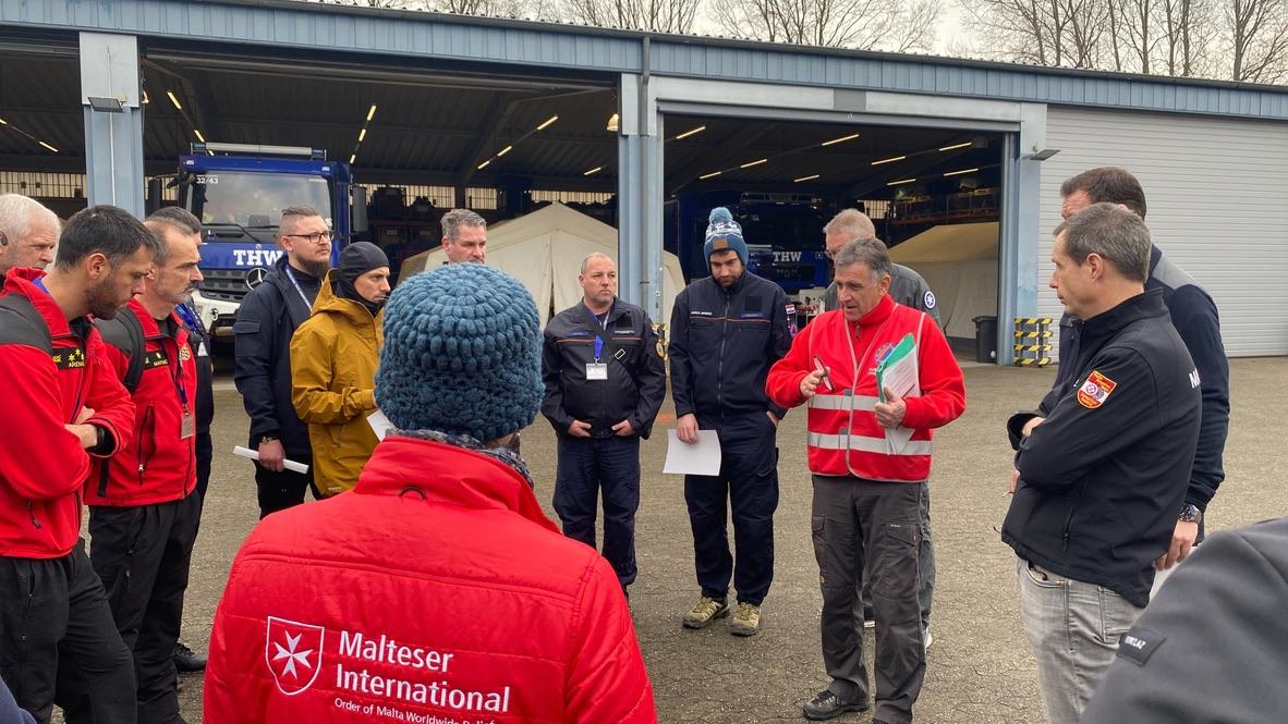 the participants of the ModTTX 5 receive a daily briefing