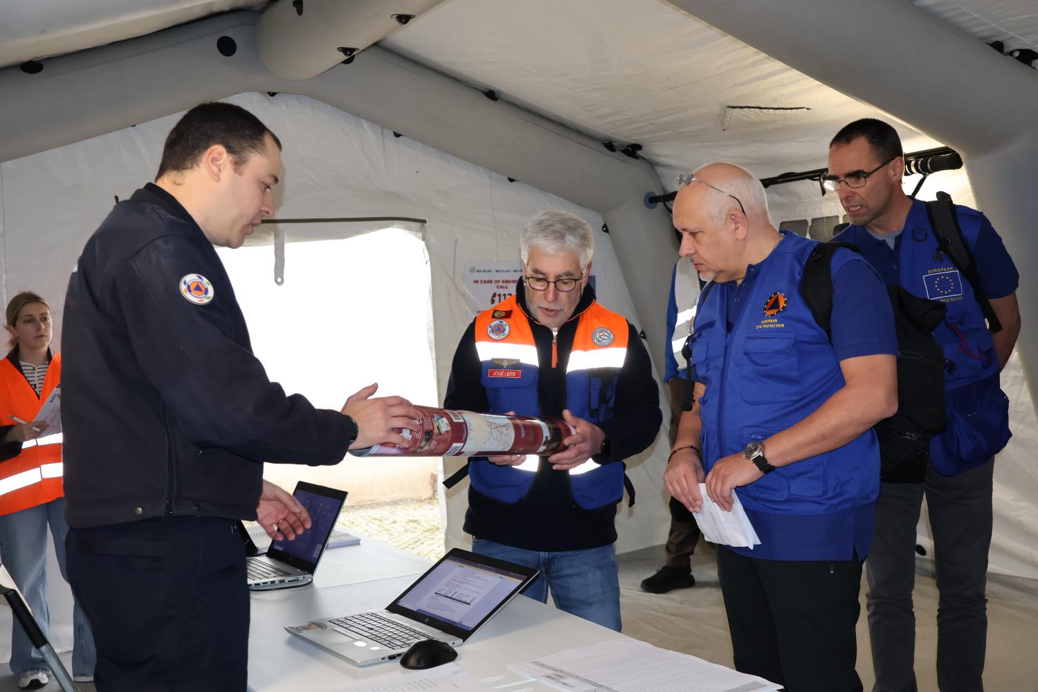 Participants go throught the RDC simulation in the exercise.