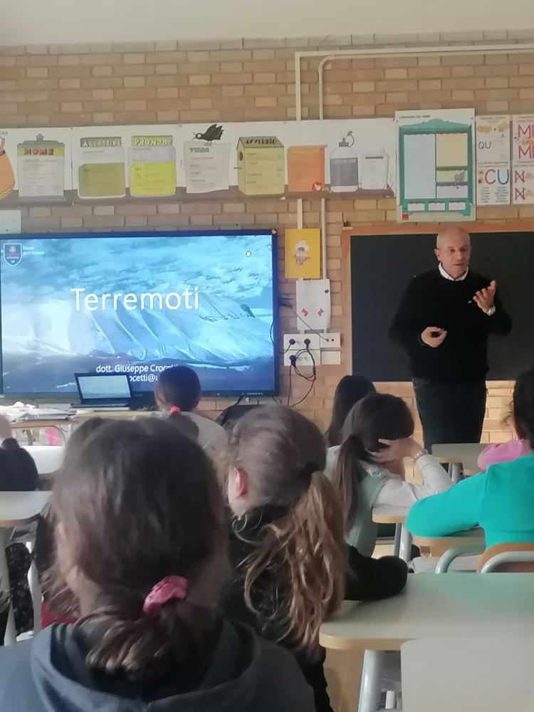 Prof. Crocetti from University of Camerino explaining to the classroom about the earthquakes