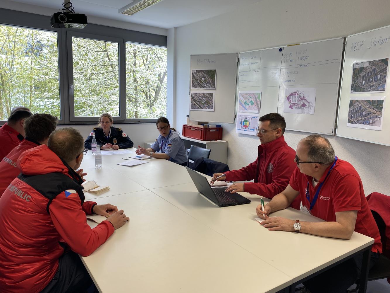 Participants meet with local On-Site-Commanders.
