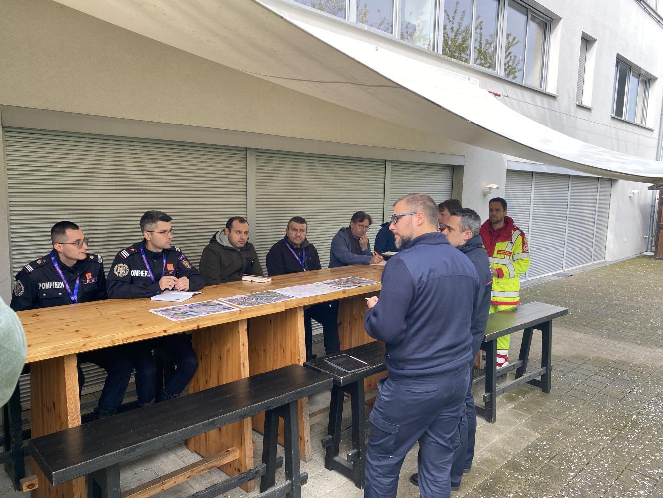 Participants meet the local On-Site-Commanders to discuss the situation.