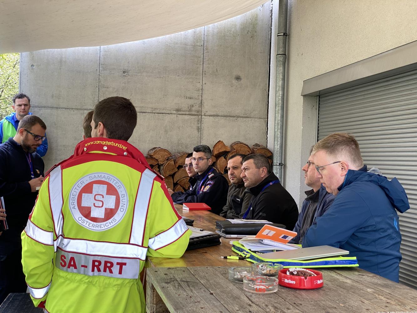 Participants meet the local On-Site-Commanders to discuss the situation.
