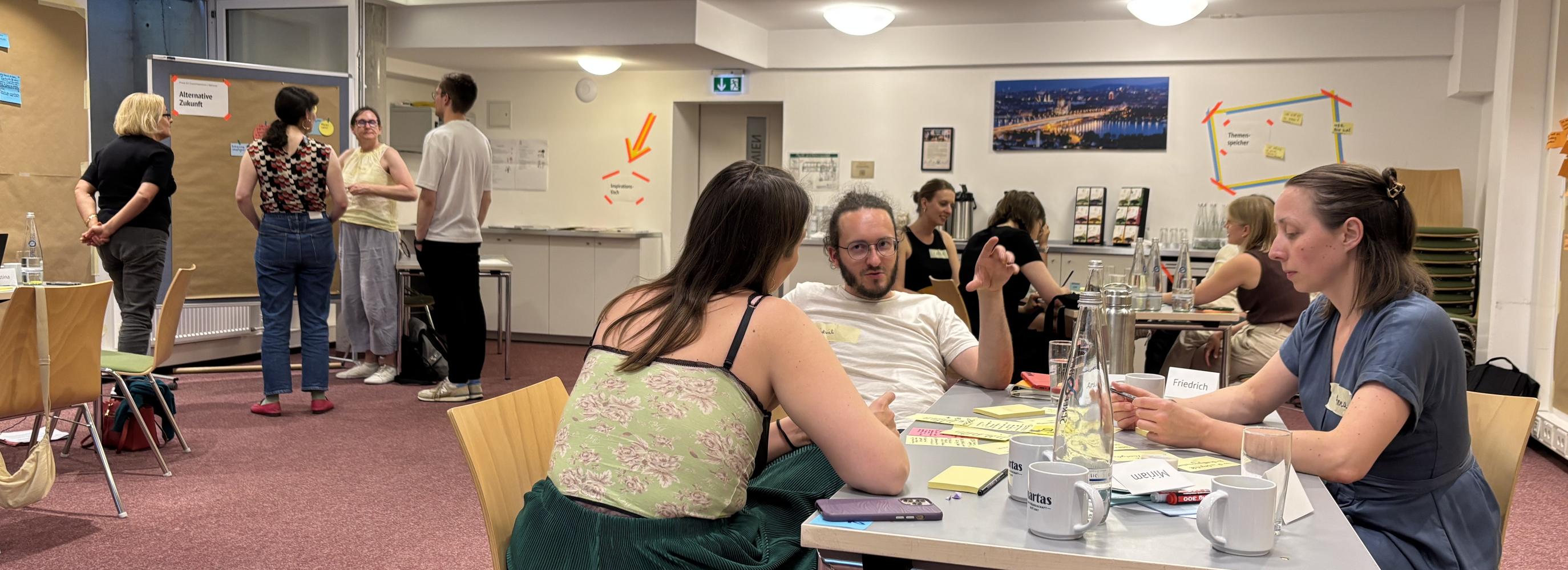Image of participants diskussing in small groups