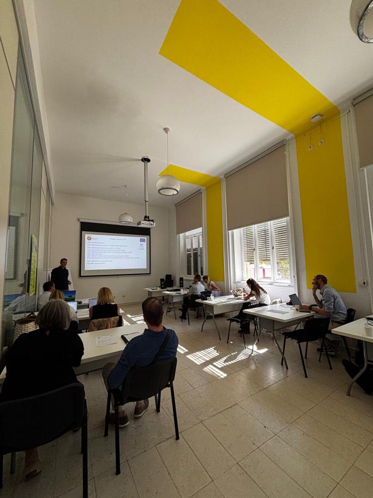 People in the room listening to the openning presentation