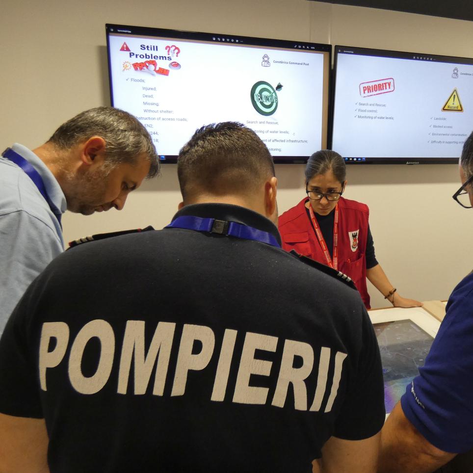 Modules meet with on site commander