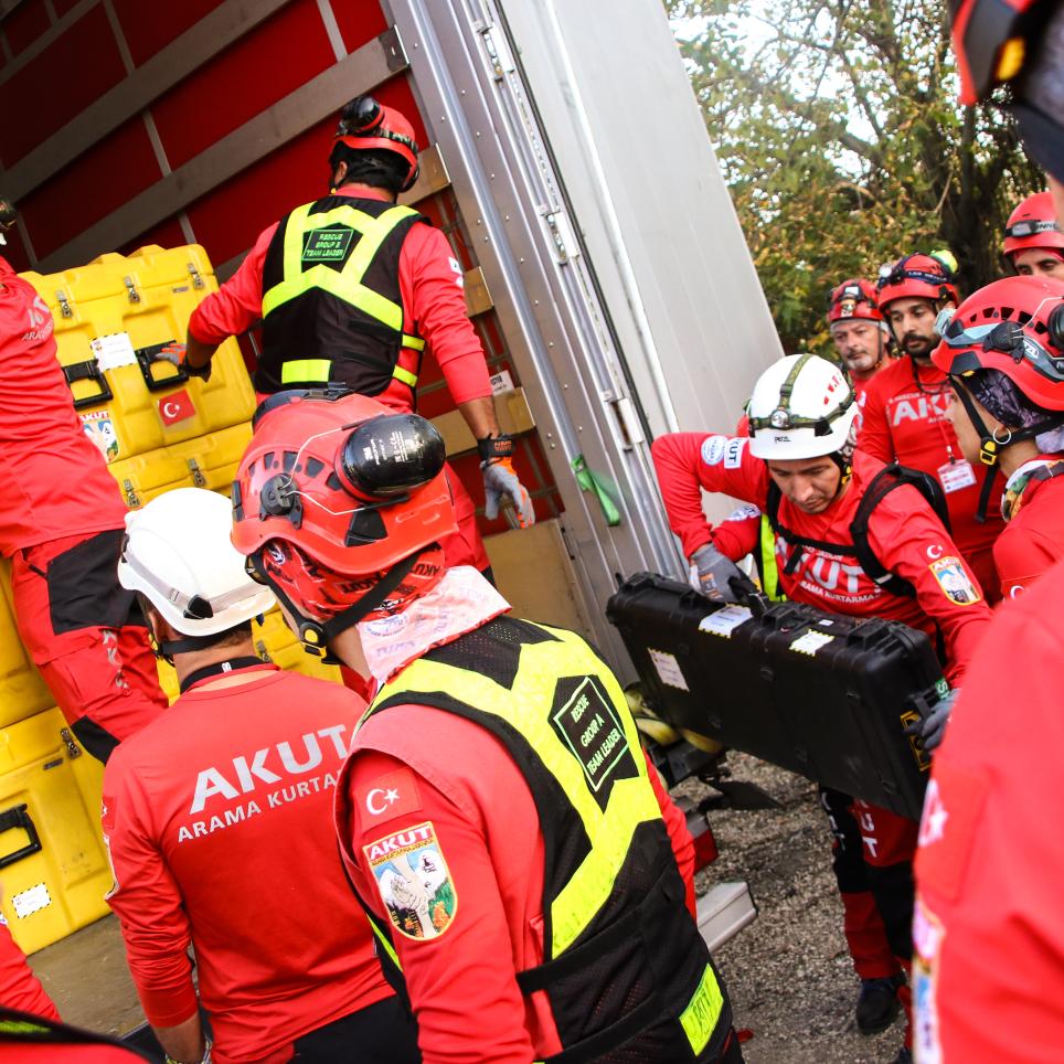 Turkish MUSAR unloading a truck.