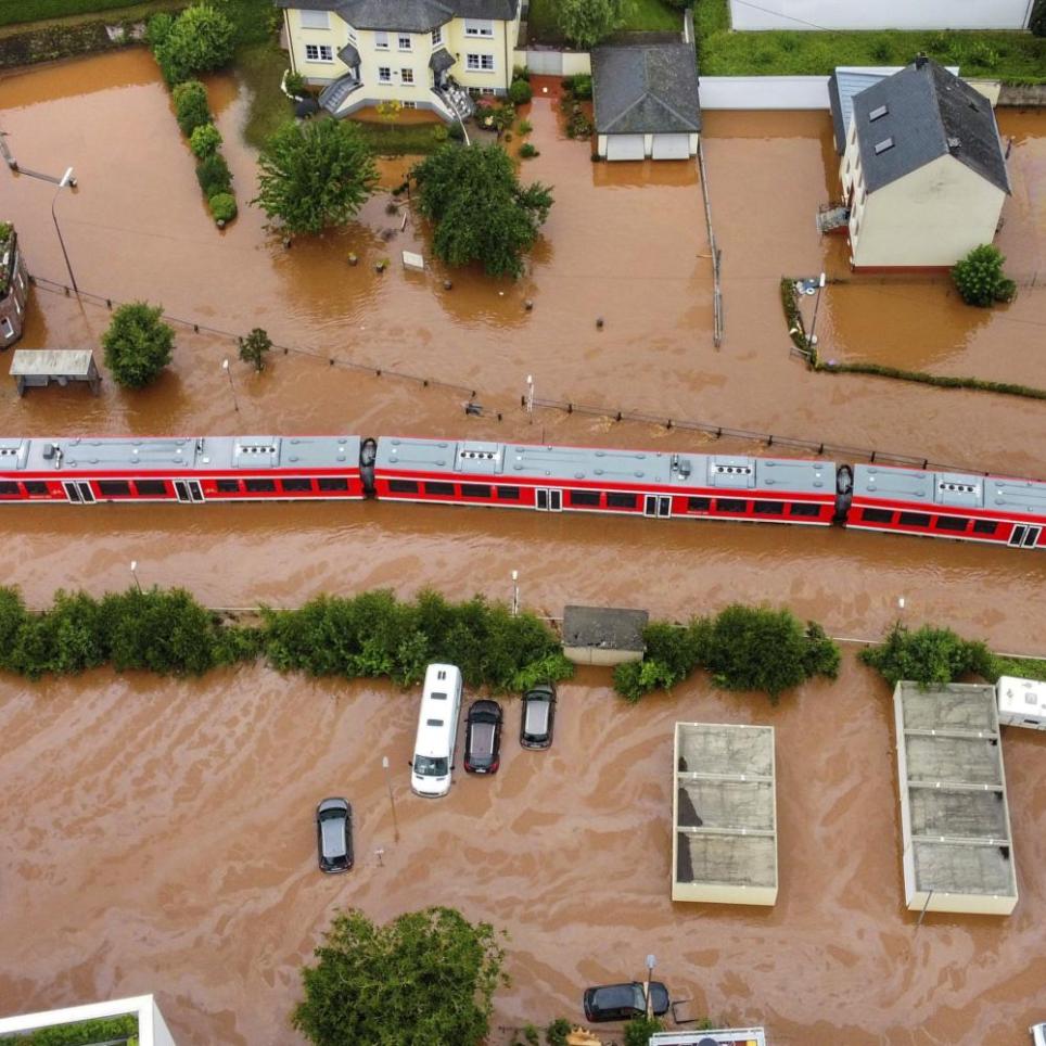 A regional train was trapped by a flash flood of the river Kyll near the station in the German town of Kordel © AP - Sebastian Schmitt/via dpa