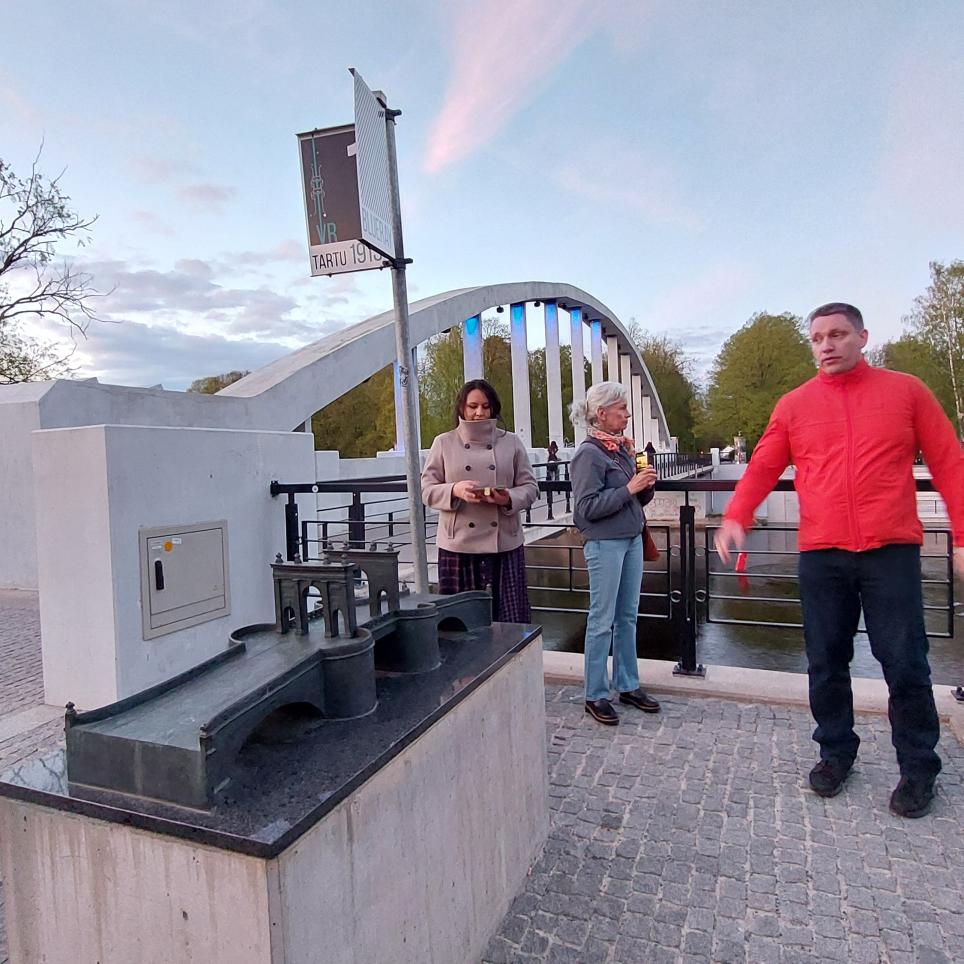 Walking tour - Arch Bridge