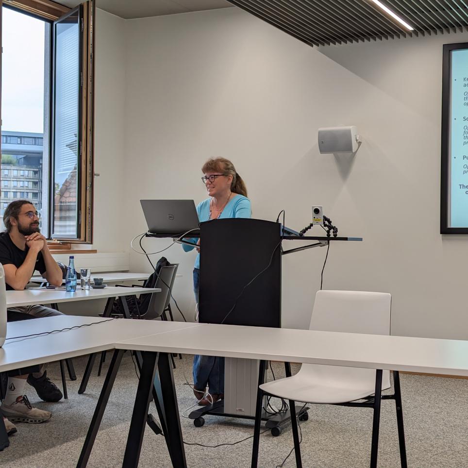 Anna Kobierzycka (COLLARIS Network) giving a presentation