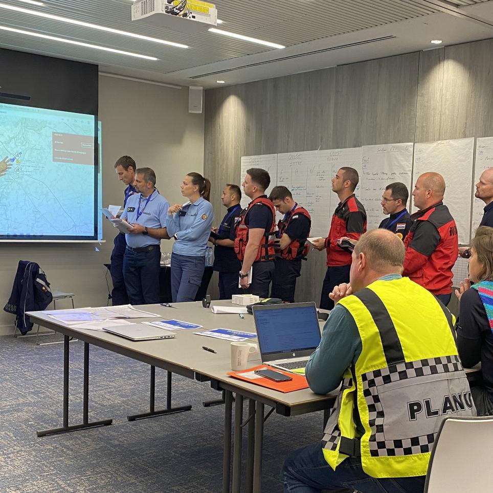 The modules meet with OSC and receive an overview of the situation.