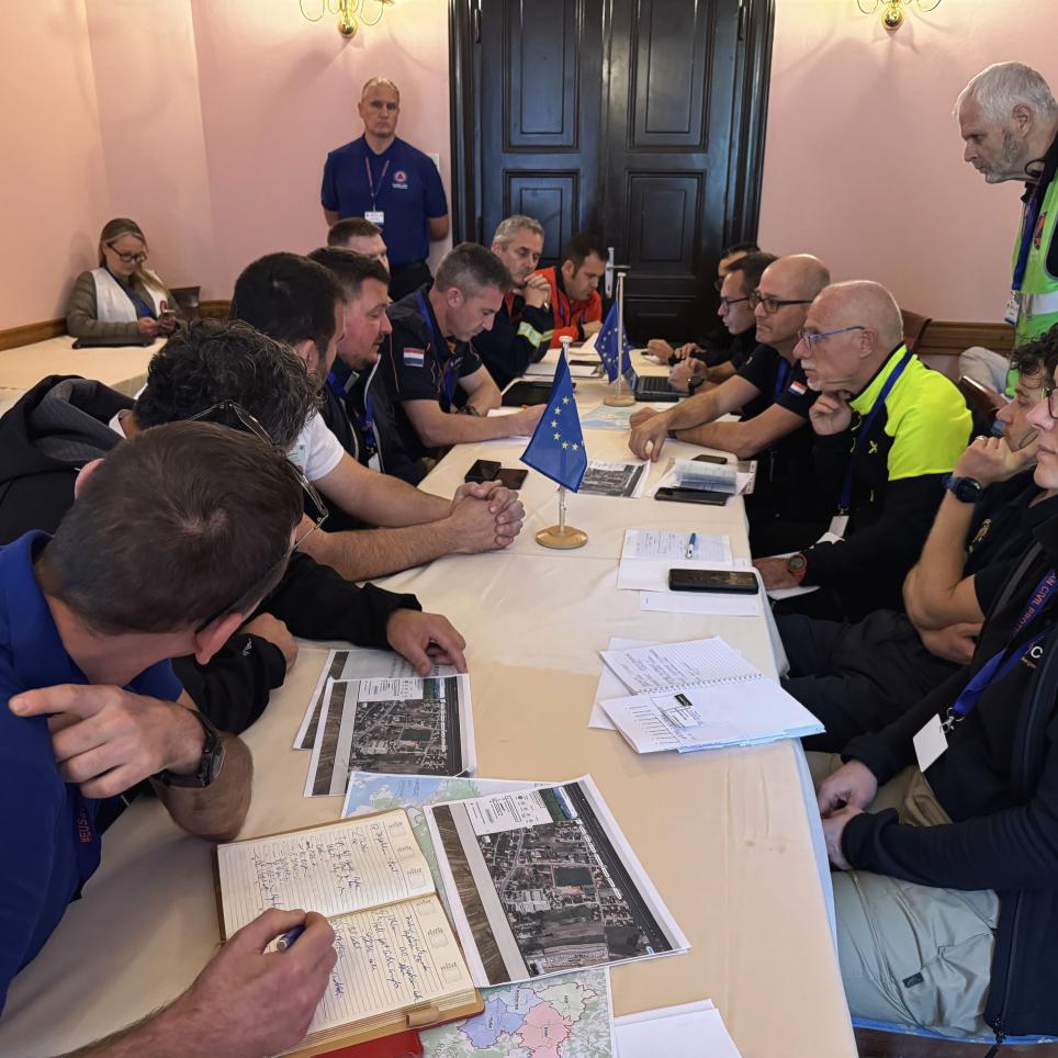 Participants attend a meeting with LEMA / on-site commanders.