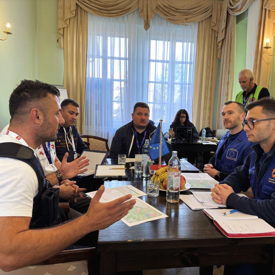 Participants attend a meeting with LEMA / on-site commanders.