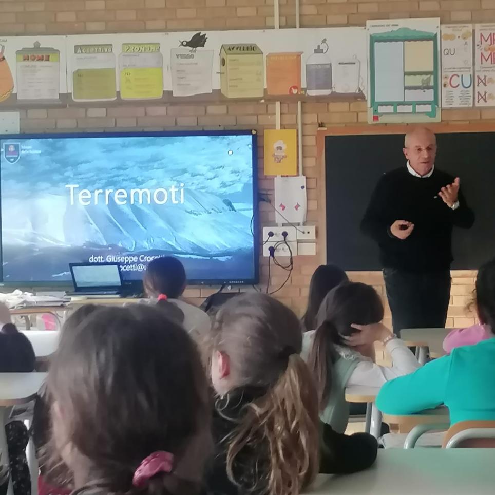 Prof. Crocetti from University of Camerino explaining to the classroom about the earthquakes