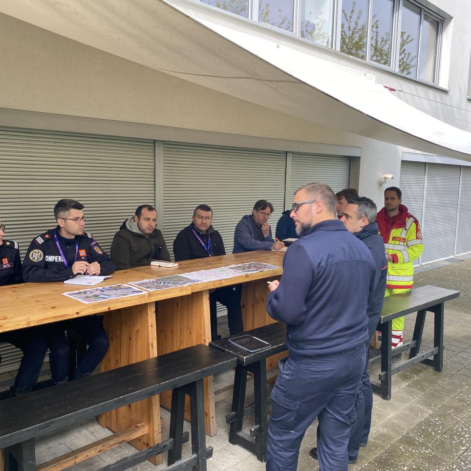 Participants meet the local On-Site-Commanders to discuss the situation.