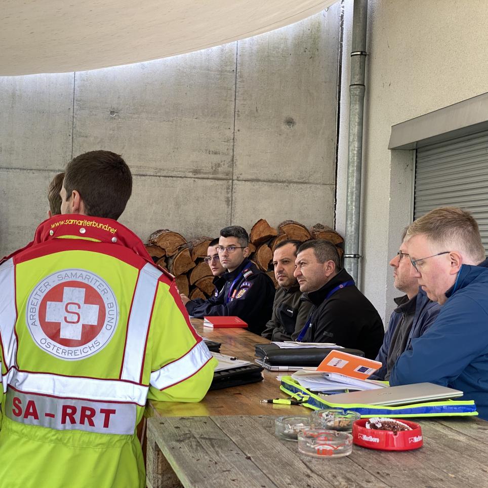 Participants meet the local On-Site-Commanders to discuss the situation.