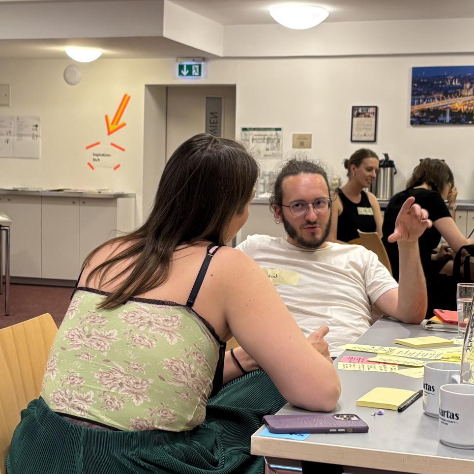 Image of participants diskussing in small groups