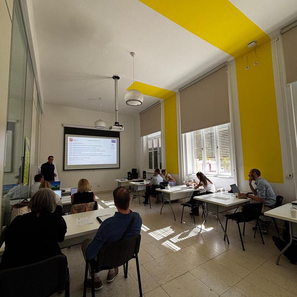 People in the room listening to the openning presentation