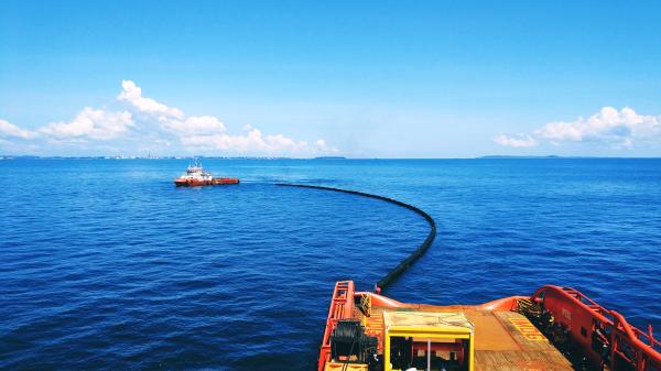 oil spill recovery at sea