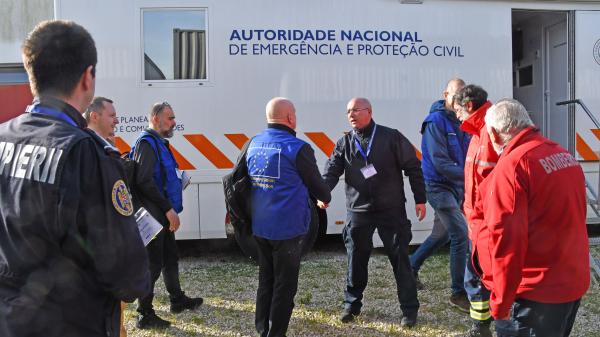 Participants of the ModTTX2 in Portugal meet with onsite commanders.